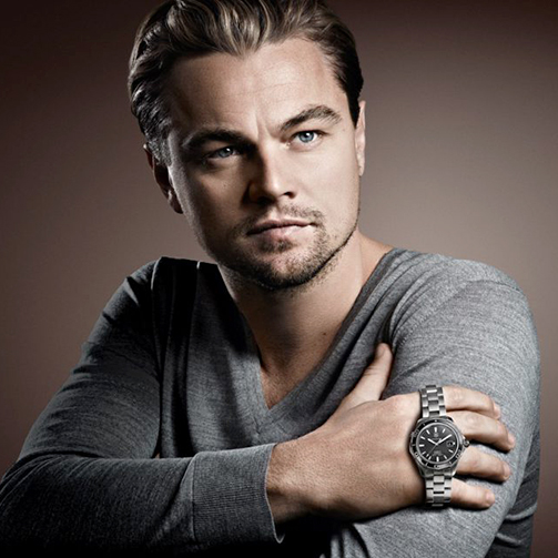 pulseiras masculinas: Leonardo DiCaprio jovem com relógio nas mãos.