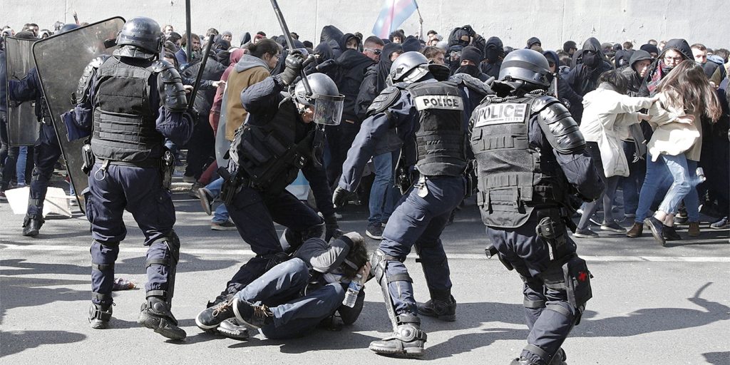 Policiais atacam manifestantes covardemente