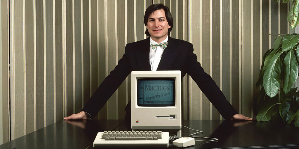 Steve Jobs jovem apresentando MAC